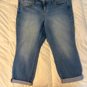 NWOT Torrid midrise denim capris.